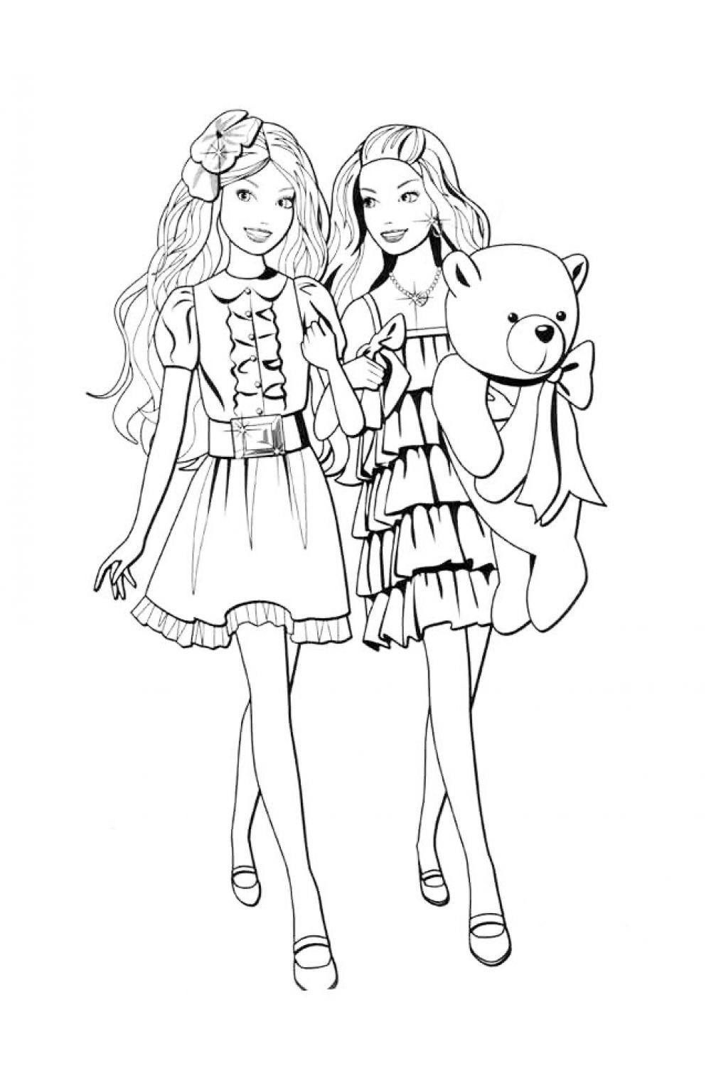 Девочки в модных платьях несут плюшевого мишку