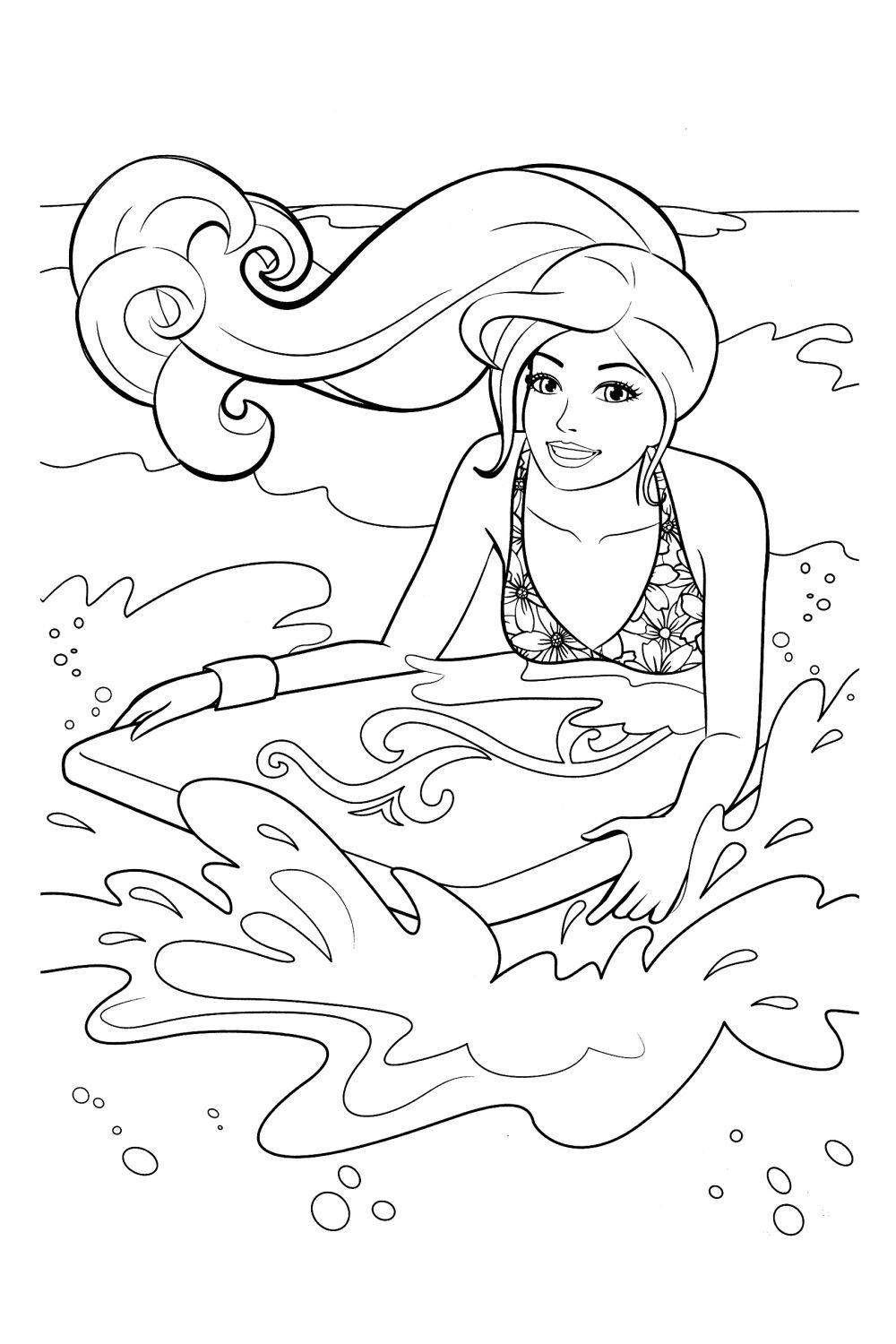 Барби на доске для серфинга на воде