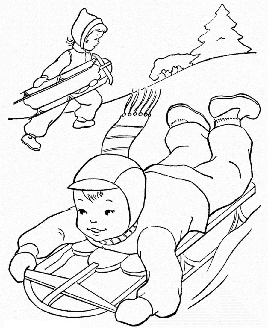 Мальчик едет с горы на санках