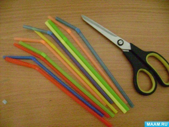 Аппликация из нарезаных цветных трубочек для коктейля