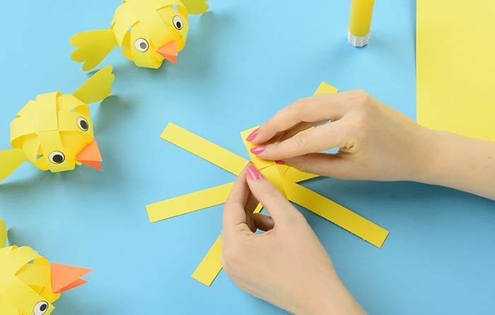 Поделки на пасху. Цыплята из полосок. Объемная аппликация из цветной бумаги