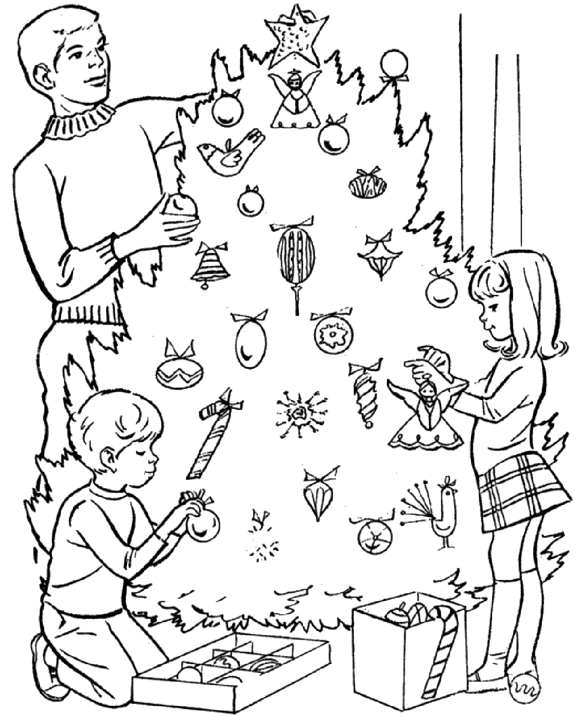 Семья наряжает елку