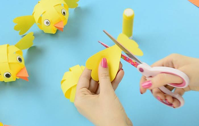 Поделки на пасху. Цыплята из полосок. Объемная аппликация из цветной бумаги