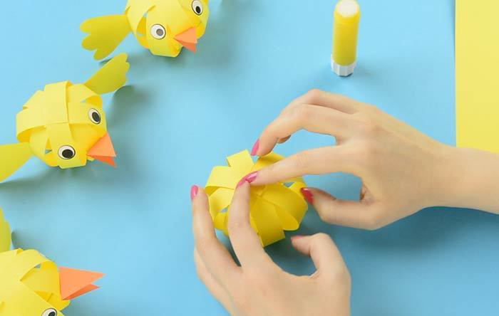 Поделки на пасху. Цыплята из полосок. Объемная аппликация из цветной бумаги