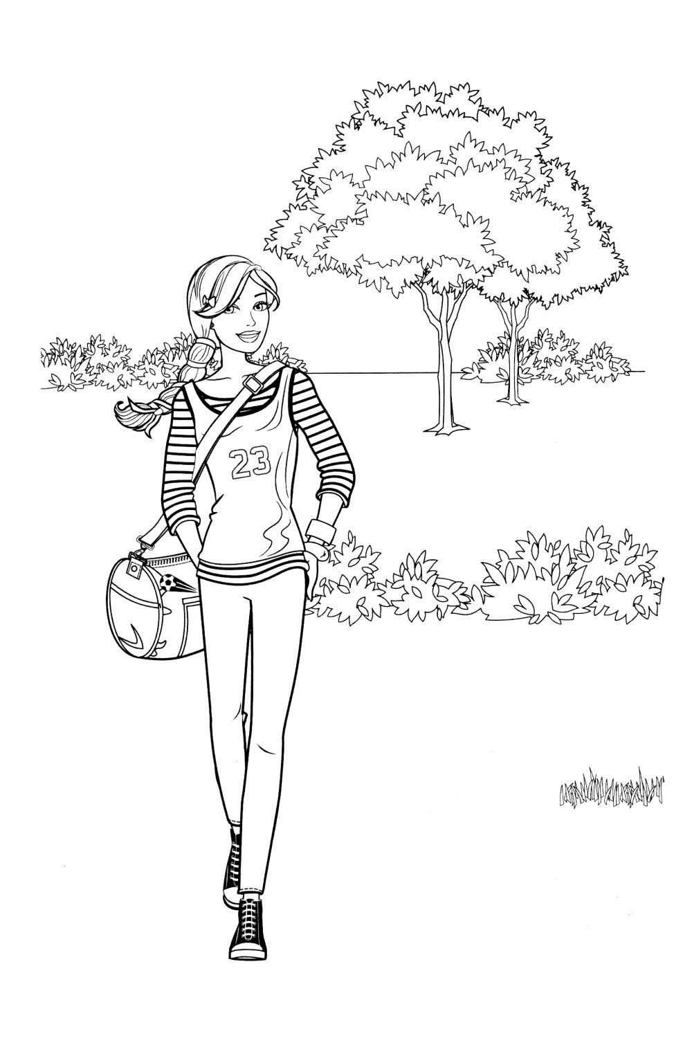 Девочка спортсменка с номером 23 на жилетке идет по лесу со спортивной сумкой