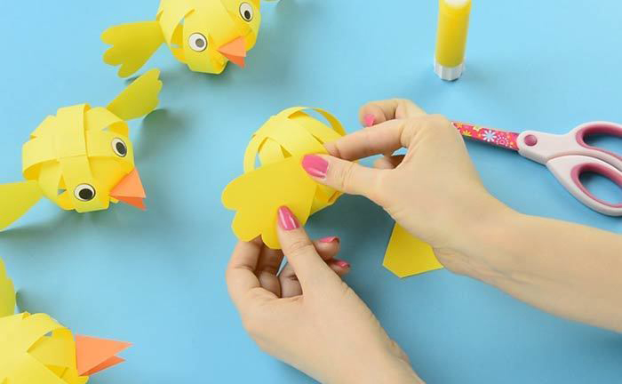 Поделки на пасху. Цыплята из полосок. Объемная аппликация из цветной бумаги