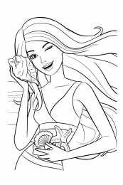 Барби Барби играет с  ракушками