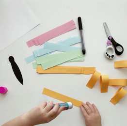 Весенние поделки Объемная аппликация из полосок цветной бумаги. Бабочка 