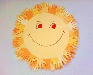 Аппликации на весенние праздники Аппликация солнце из ладошек. Аппликация на тему весны и лета
