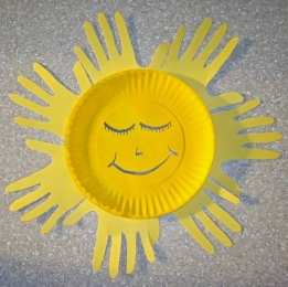 Аппликации на весенние праздники Аппликация солнце из ладошек. Аппликация на тему весны и лета