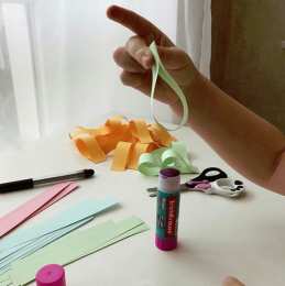 Весенние поделки Объемная аппликация из полосок цветной бумаги. Бабочка 