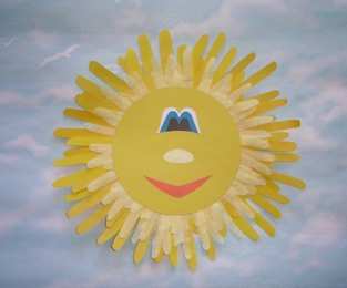 Аппликации на весенние праздники Аппликация солнце из ладошек. Аппликация на тему весны и лета