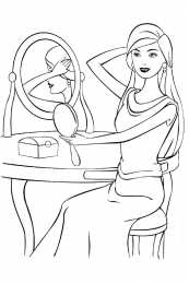 Барби Барби смотрит на себя в зеркальце