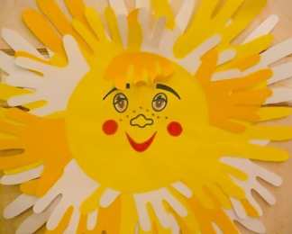 Аппликации на весенние праздники Аппликация солнце из ладошек. Аппликация на тему весны и лета